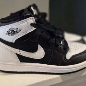 Nike Little Kids' Air Jordan 1 Mid Black/White Basketball Shoes Size 12